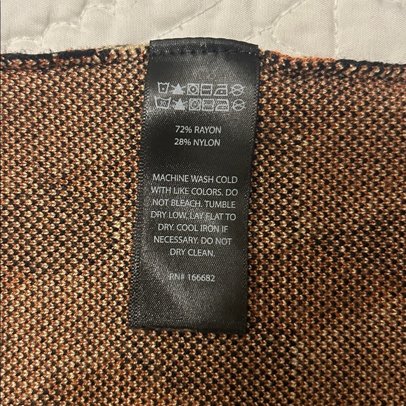 House of Harlow 1960 Black and Tan Geometric Top - Picture 8 of 11